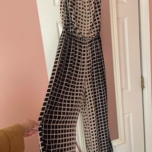 Cute jumpsuit, barely worn, good material